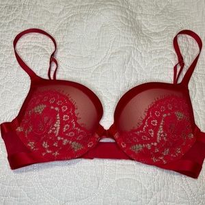 Red Victorias Secret BOMBSHELL Bra, only tried on, 32C